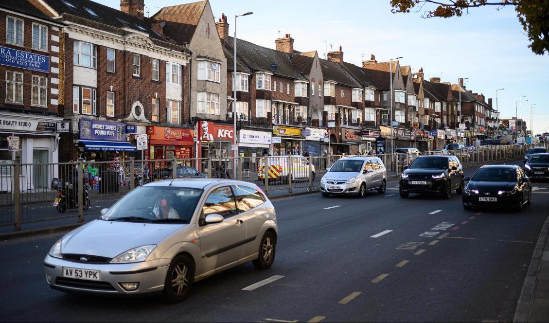 Någonstans vid den här vägen i London i England finns en hemlig kinesisk polisstation. Enligt en rapport från organisationen Safeguard Defenders finns det över 50 kinesiska polisstationer runt om i världen, inklusive en i Stockholm. Foto: Leon Neal/Getty Images