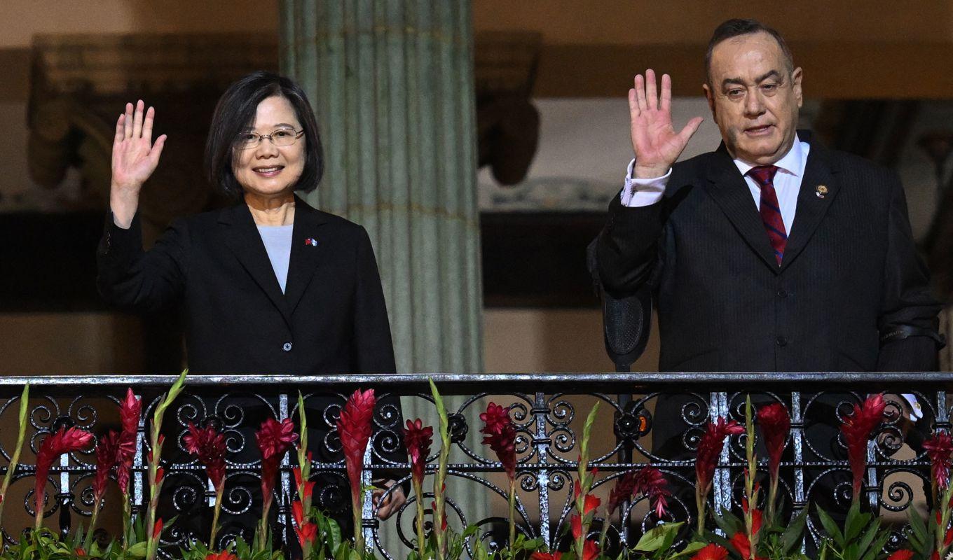 Taiwans president och Guatemalas president Alejandro Giammattei i Guatemala City den 31 mars 2023. Foto: Johan Ordonez/AFP via Getty Images