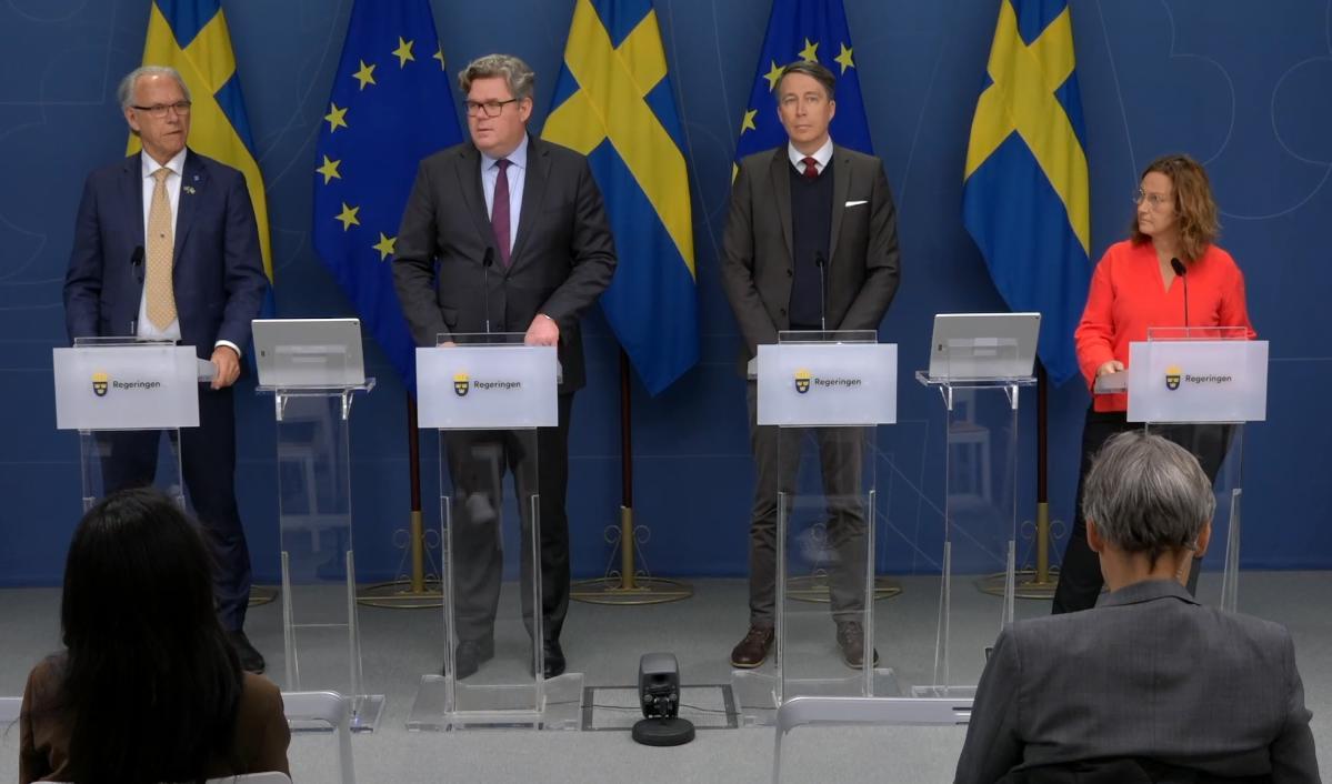 Under torsdagsförmiddagen höll justitieminister Gunnar Strömmer en pressträff tillsammans med Richard Jomshof (SD), ordförande i riksdagens justitieutskott, samt rättspolitiska talespersonerna Torsten Elofsson (KD) och Juno Blom (L). Foto: Regeringen / skärmdump