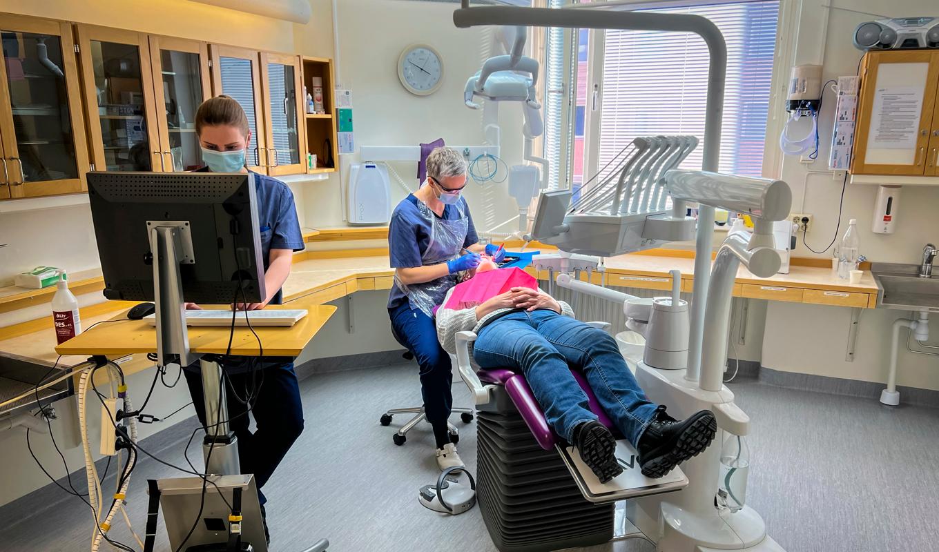 Tandsköterskornas tre krav: en skyddad yrkestitel, en ingångslön på minst 28 000 kronor och att befintlig personal får minst 28 000 kronor i lön. Foto: stbe