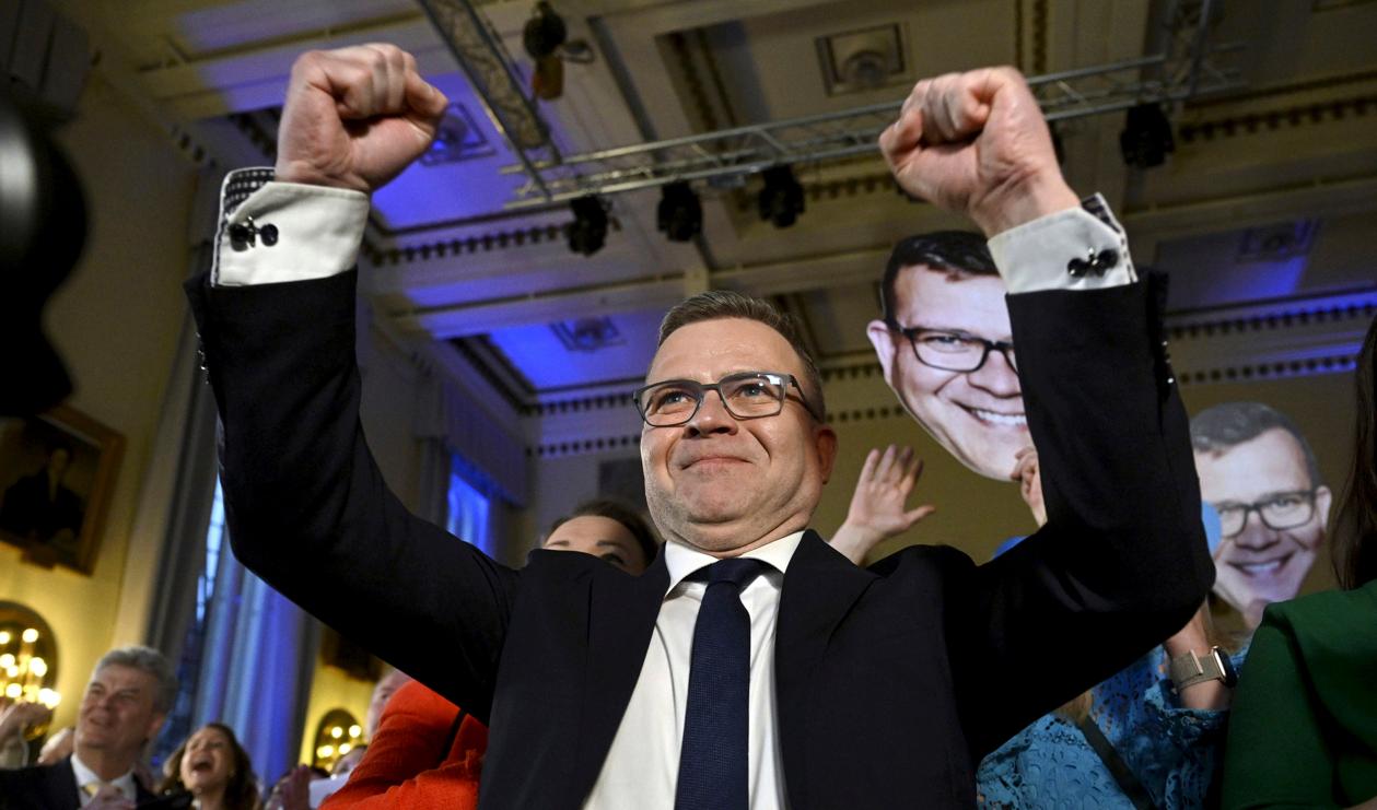 Samlingspartiets partiledare Petteri Orpo jublar på valvakan. Foto: Antti Aimo-Koivisto/AP/TT