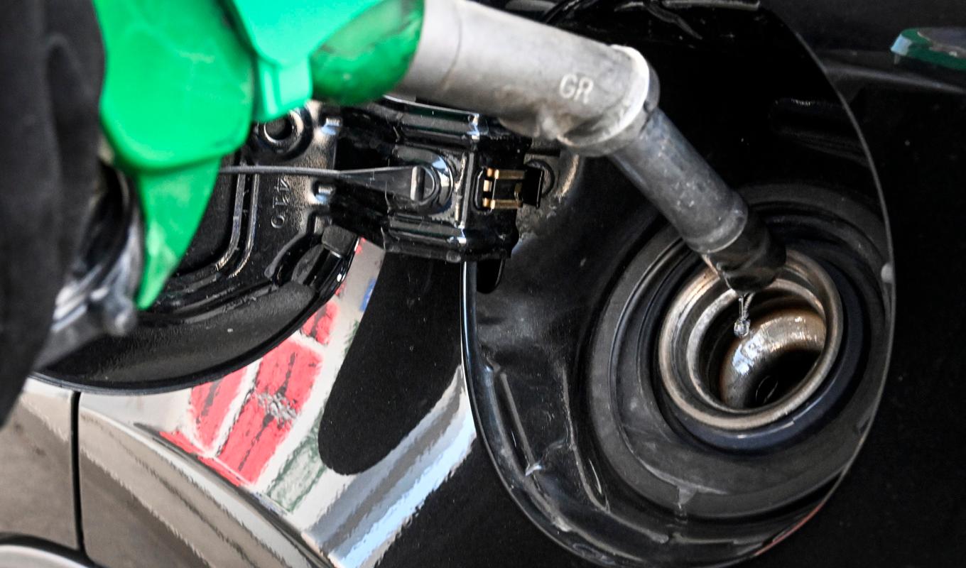 Drivmedelspriserna ökade på måndagen efter besked från Opec+ om minskad oljeproduktion. Arkivbild. Foto: Janerik Henriksson/TT