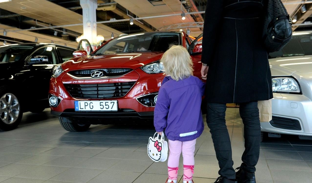 Under mars månad stod elbilarna för nära 42 procent av alla nyregistrerade personbilar. Det beror på att företagen fortsätter att köpa elbilar.Försäljningen av nyregistrerade bilar minskar kraftigt i hela landet, enligt branschorganisationen Mobility Sweden. Foto: Janerik Henriksson