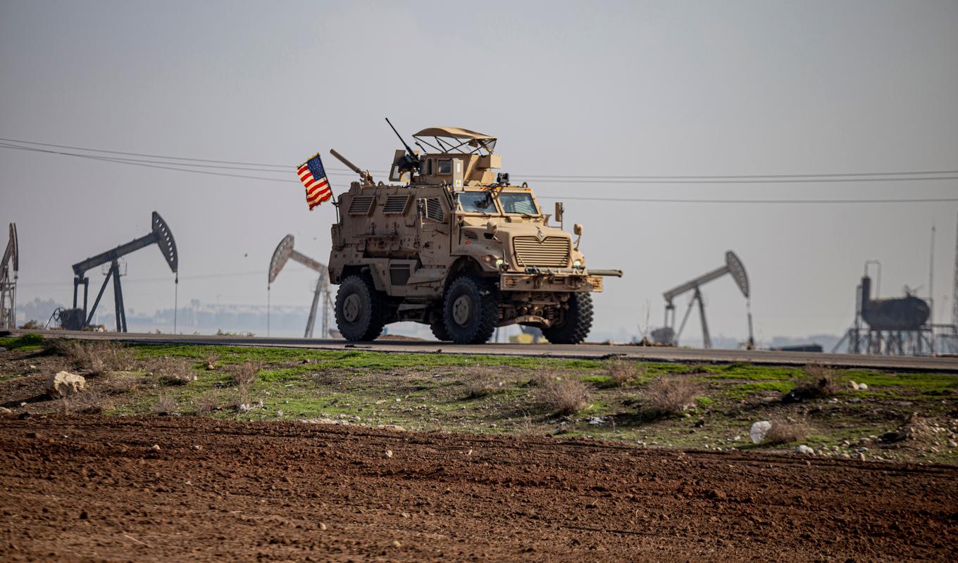 Ett amerikanskt militärfordon på patrull i nordöstra Syrien i december 2022. Foto: Baderkhan Ahmad/AP/TT