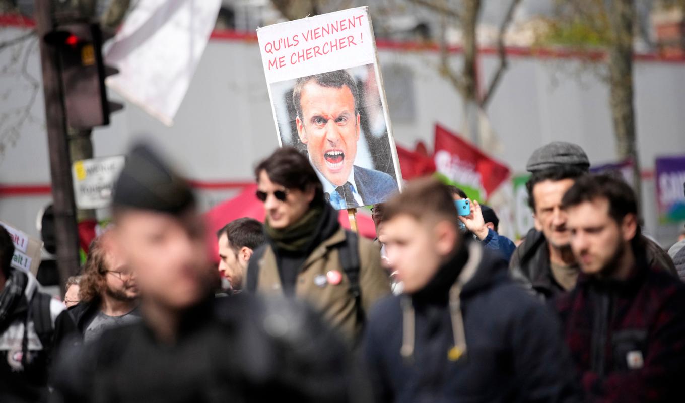 Runt om hela Frankrike protesterade demonstranter emot president Emmanuel Macron och hans regerings förslag om att förändra pensionsvillkoren i landet. Foto: Christophe Ena/AP/TT