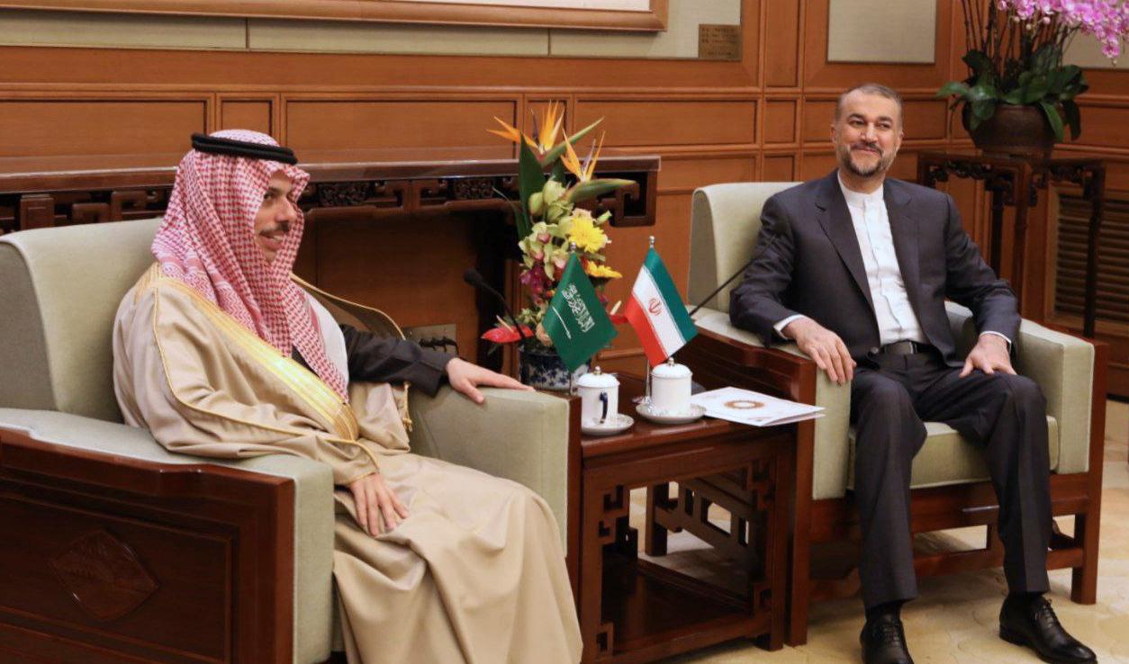 Irans utrikesminister Hossein Amirabdollahian, till höger, sin saudiske motsvarighet prins Faisal bin Farhan Al Saud i Peking i torsdags. Foto: Irans utrikesdepartement/AP/TT