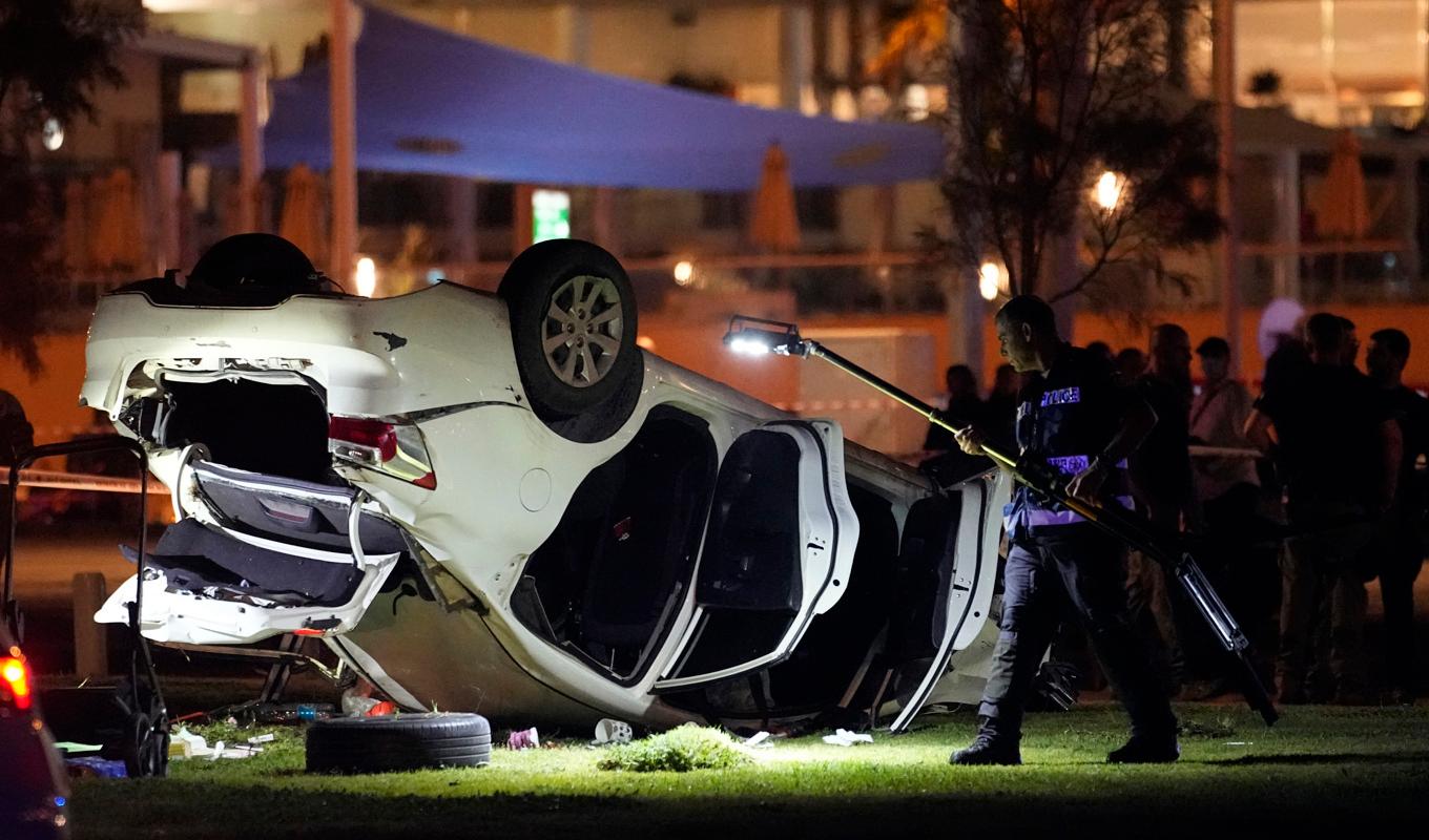 Israelisk polis och räddningstjänst arbetar vid bilen som var involverad i attacken på en strandpromenad i Tel Aviv i fredags. Foto: Ariel Schalit/AP/TT