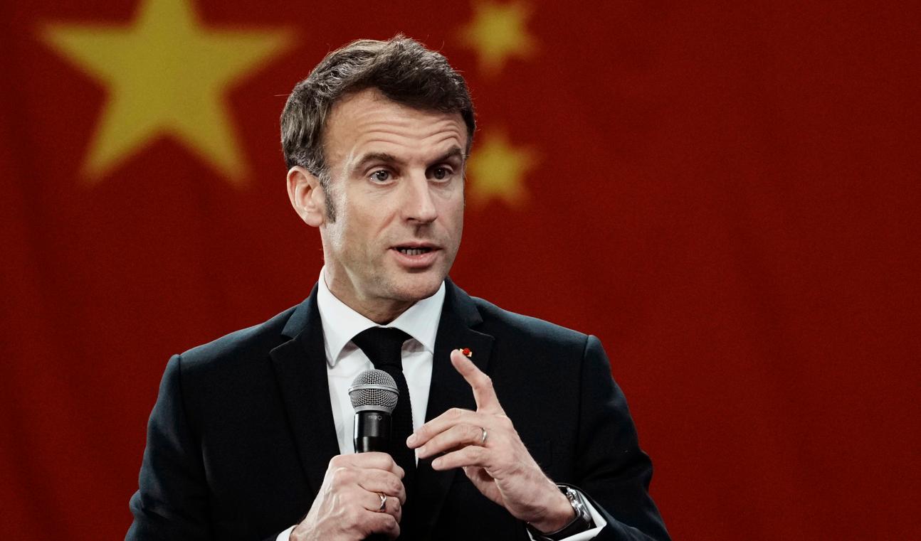 President Emmanuel Macron har nyss kommit hem från ett besök i Peking i Kina. Foto: Thibault Camus/AP/TT