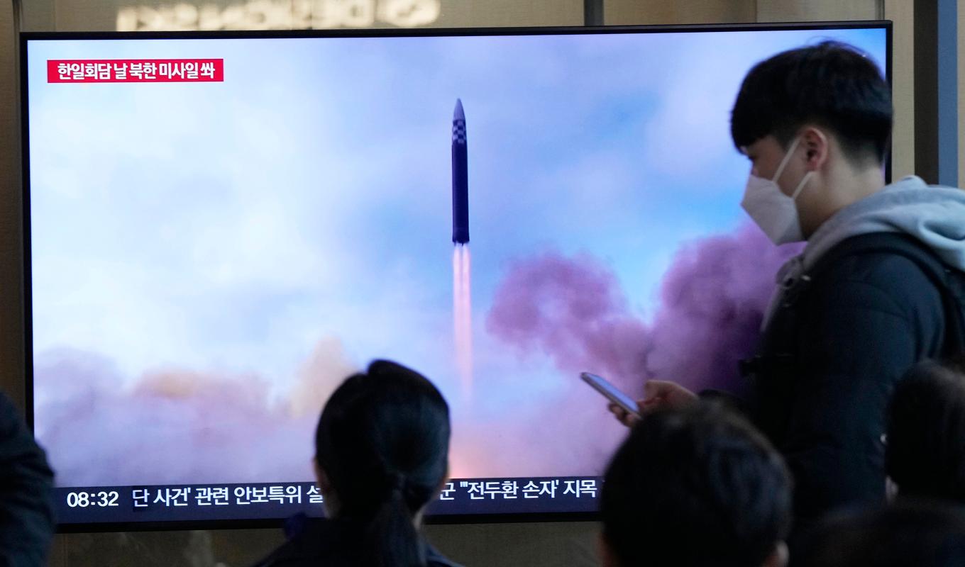 En tv-skärm i Seoul i Sydkorea visar en nordkoreanskt robottest tidigare i mars. Foto: Ahn Young-Joon/AP/TT