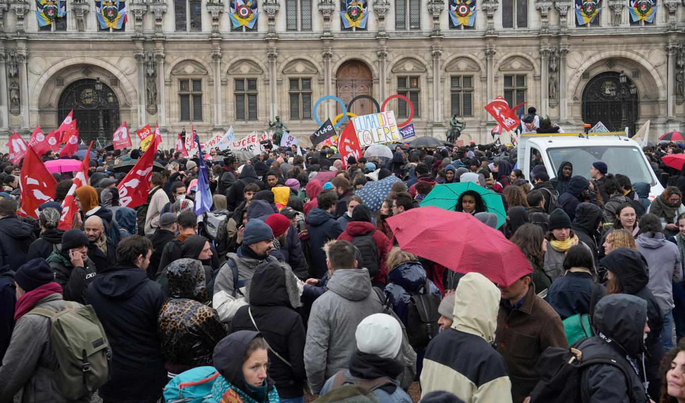 Demonstranter i Paris på fredagen. Foto: Lewis Joly/AP/TT