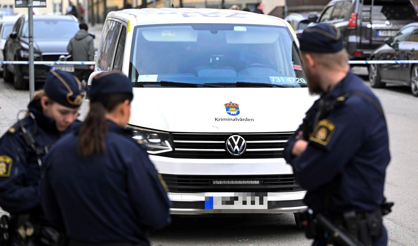 En morddömd tonåring fritogs av maskerade gärningspersoner i Södertälje på torsdagen. På bilden Kriminalvårdens bil som pojken hade transporterats i. Foto: Henrik Montgomery/TT