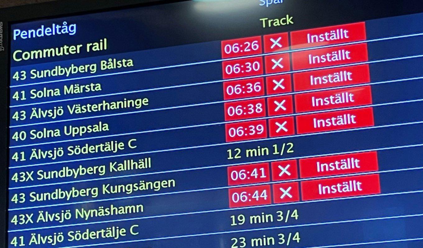 Lokförare inom pendeltågstrafiken i Stockholm har gått ut i en vild strejk – en olovlig strejk organiserad av enskilda medarbetare. Bilden är tagen under måndagen. Foto: Johan Jeppsson/TT