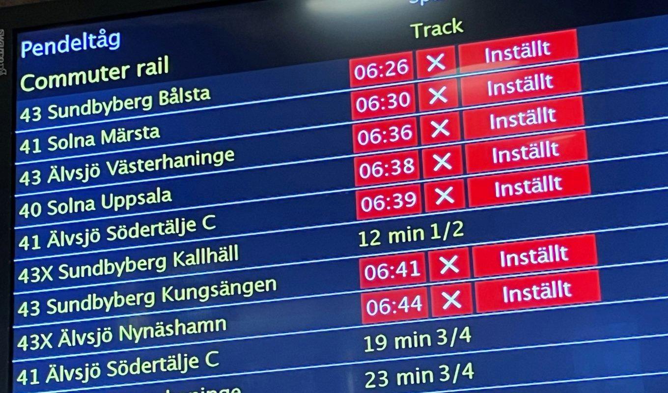 Pendeltågstrafiken i Stockholm kan stoppas helt på måndag efter ett skyddsstopp från skyddsombuden. Arkivbild. Foto: Johan Jeppsson / TT