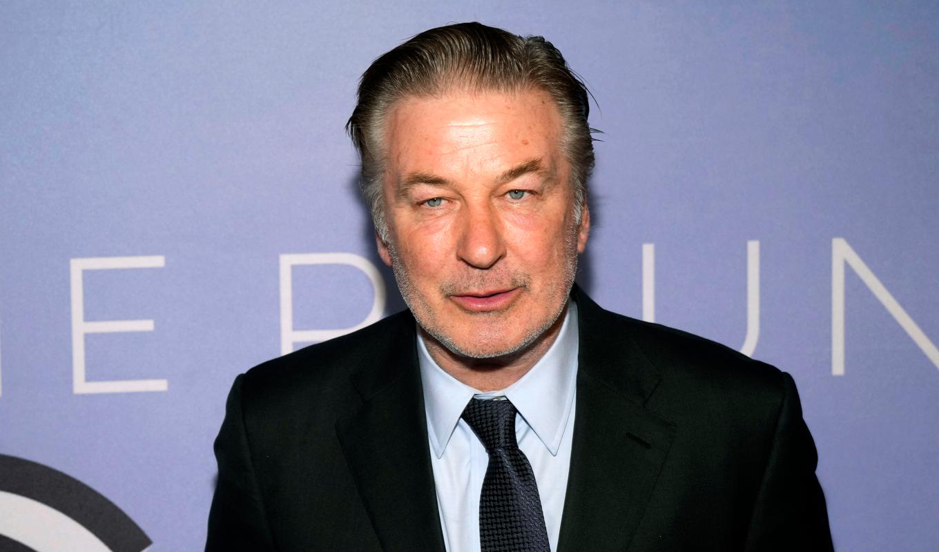 Alec Baldwin kan komma att ställas inför rätta trots att åklagaren lagt ner det straffrättsliga målet mot honom. Arkivbild. Foto: Charles Sykes/Invision/AP/TT