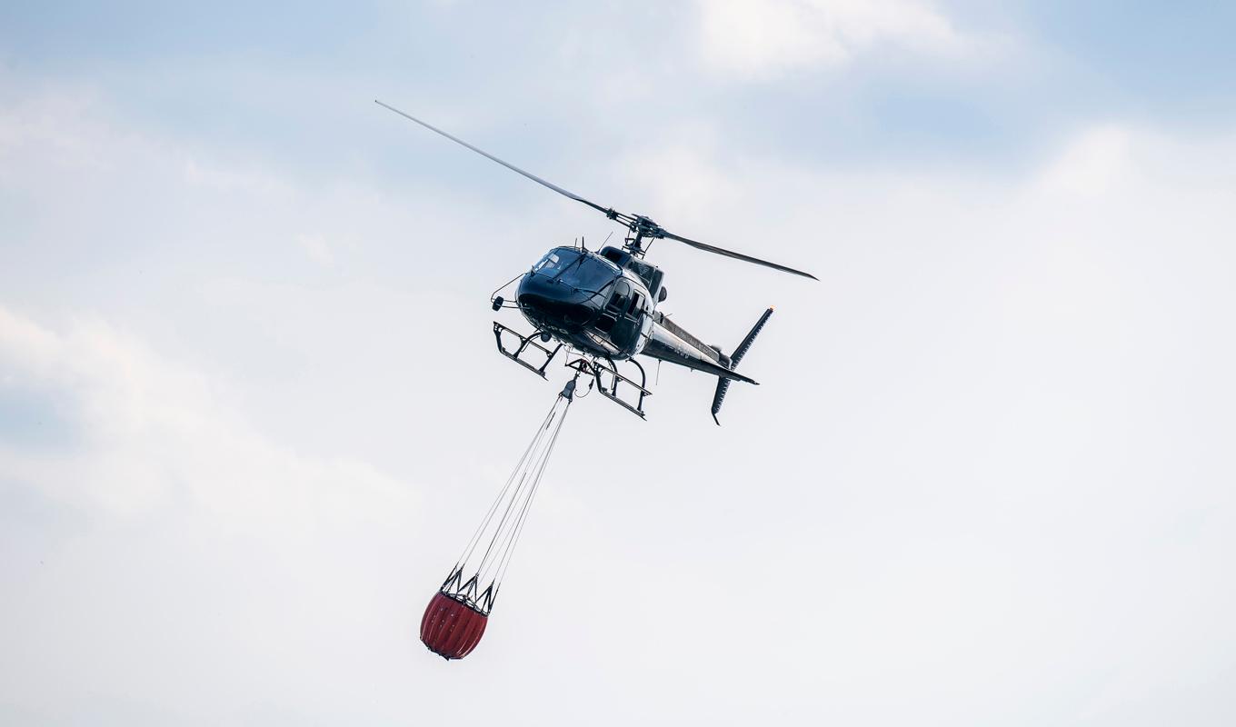 Vid släckningen av en brand utanför Sala på lördagen användes bland annat helikoptrar. Bilden är tagen vid ett annat tillfälle. Foto: Suvad Mrkonjic/TT