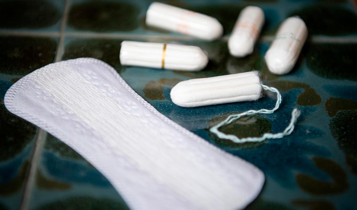 Mensskydd som bindor och tamponger blir en utgift som många fattiga familjer har svårt att klara. Foto: Jessica Gow/TT