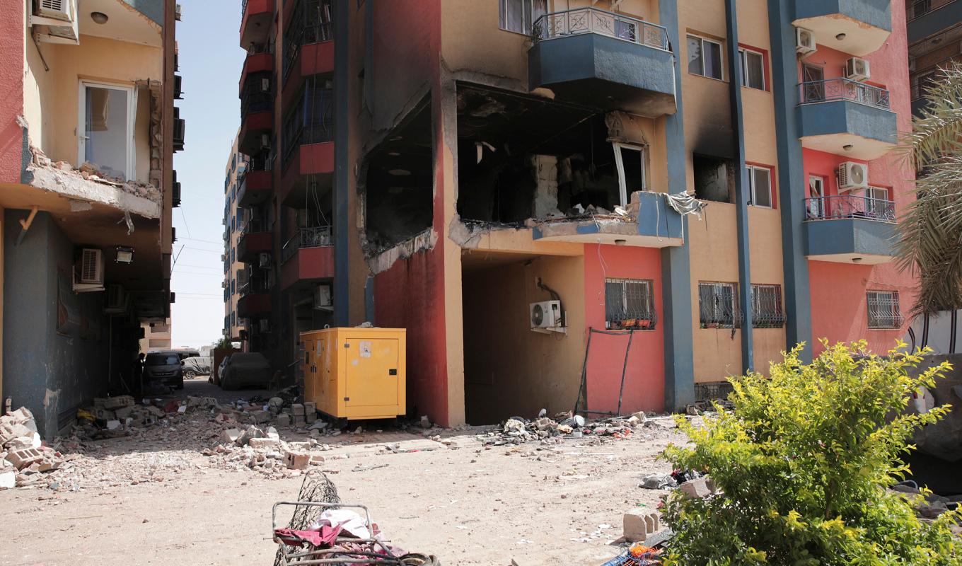 Bostadshus skadade i striderna i Sudans huvudstad Khartum. Bilden är från i torsdags. Foto: Marwan Ali/AP/TT