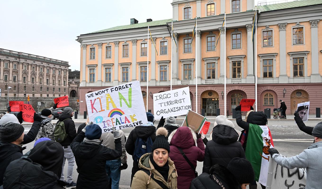 Demonstration utanför utrikesdepartementet i Stockholm i januari med krav om hårdare tag mot det iranska Revolutionsgardet. Arkivbild. Foto: Fredrik Sandberg/TT