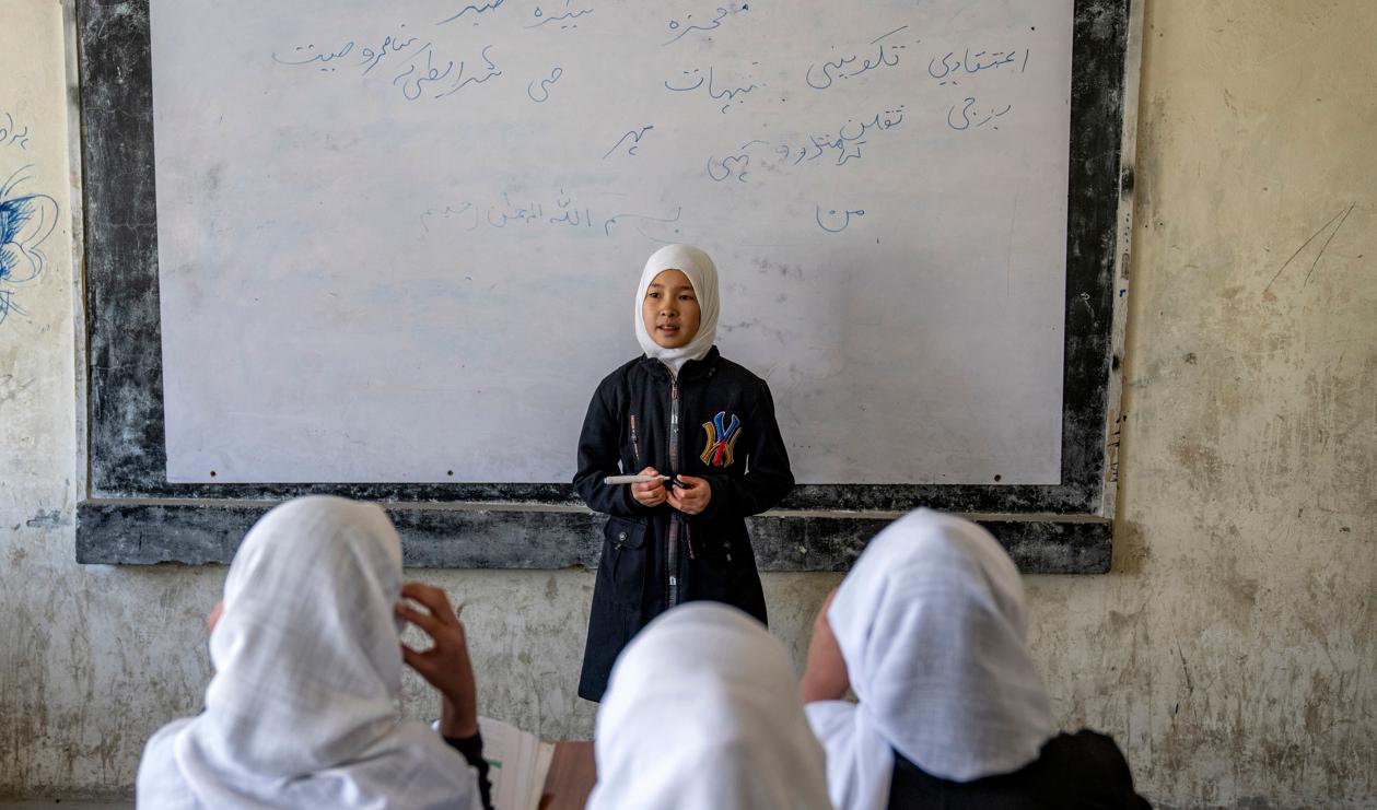 Flickor under en lektion på en skola i Afghanistans huvudstad Kabul. Arkivbild. Foto: Ebrahim Noroozi/AP/TT