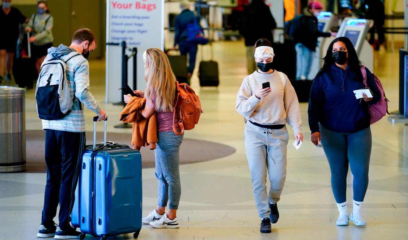 Resenärer med munskydd på Philadelphia International Airport. Arkivbild. Foto: Matt Rourke/AP/TT
