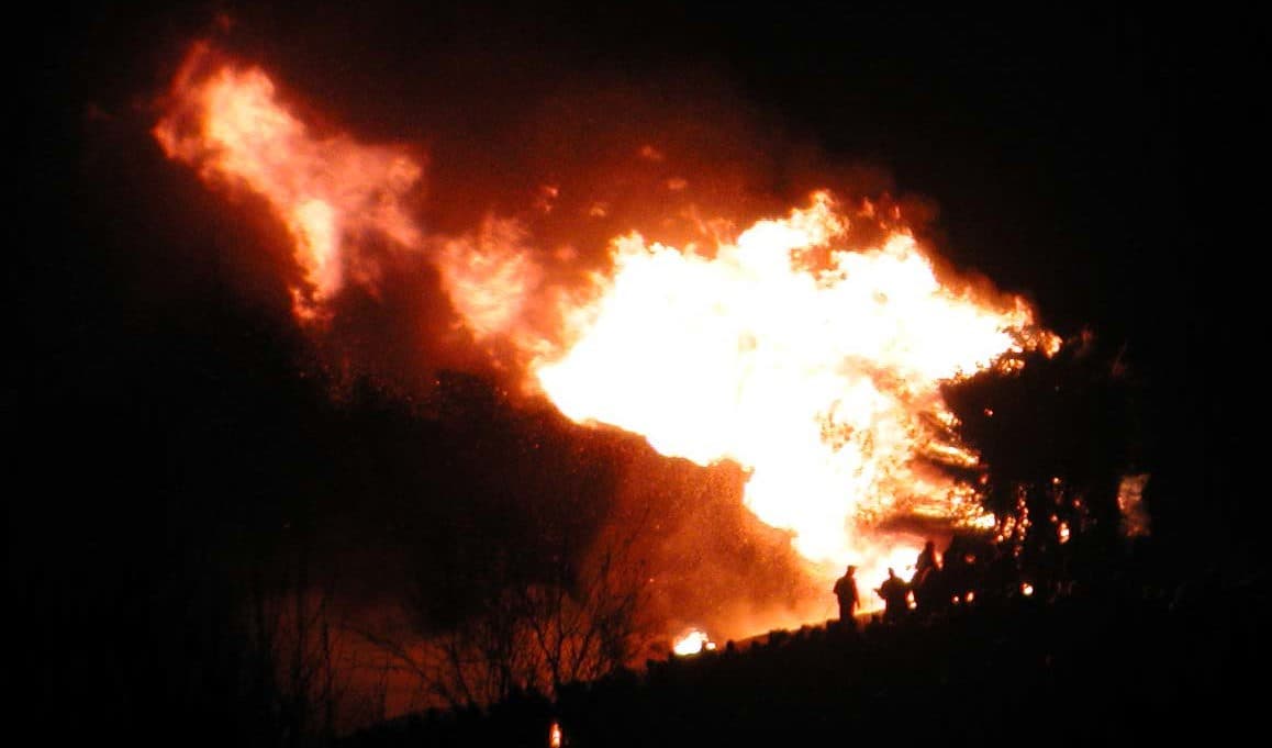 Tidigare gjorde man påskbrasor för att skrämma bort häxorna. Traditionen med eldarna finns kvar på en del håll i Västsverige, här på Hönö 2003. Foto: Andthu/CC BY 3.0