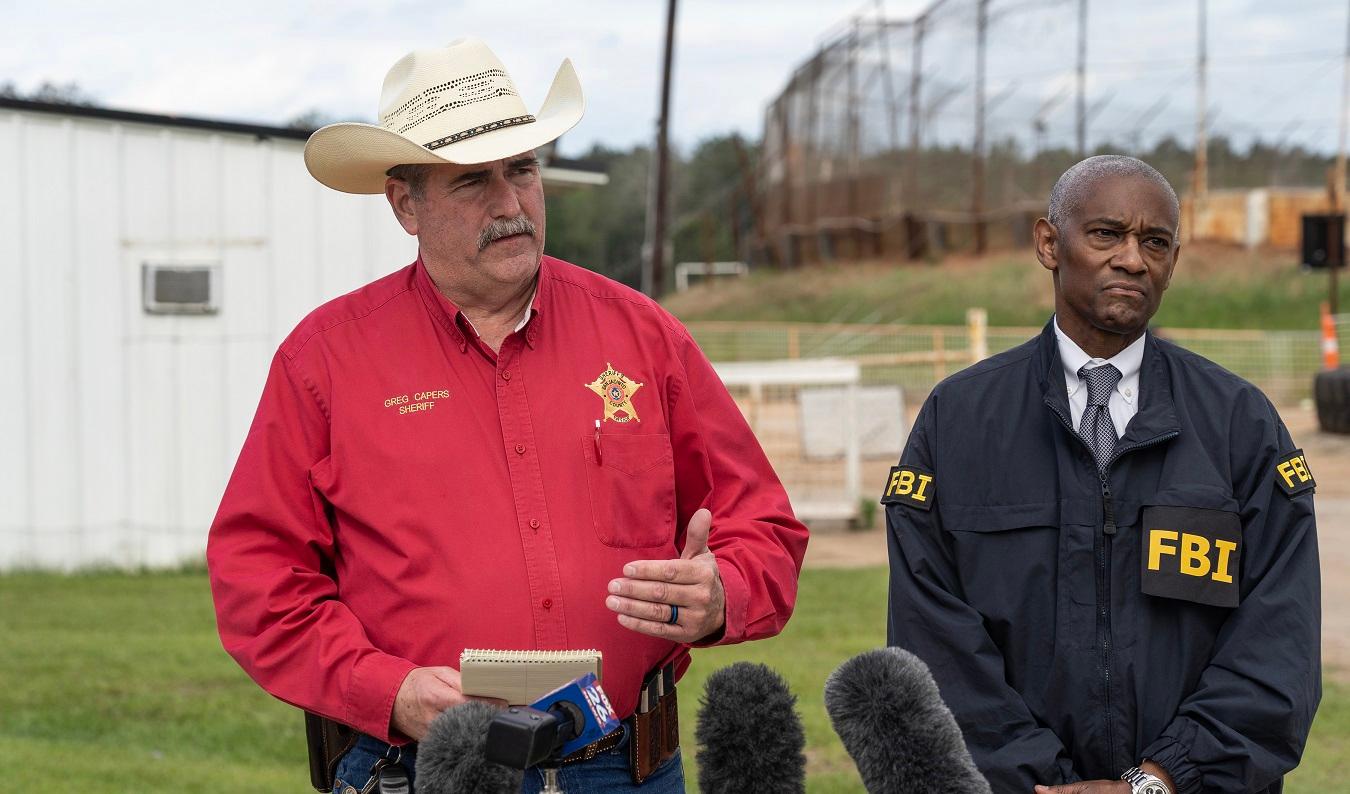 Greg Capers, sheriff vid San Jacinto County i Texas, och specialagenten vid FBI Houston, James Smith, håller en presskonferens efter att en gärningsman sköt ihjäl fem personer den 29 april i Cleveland i Texas i USA. Foto: Go Nakamura/Getty Images