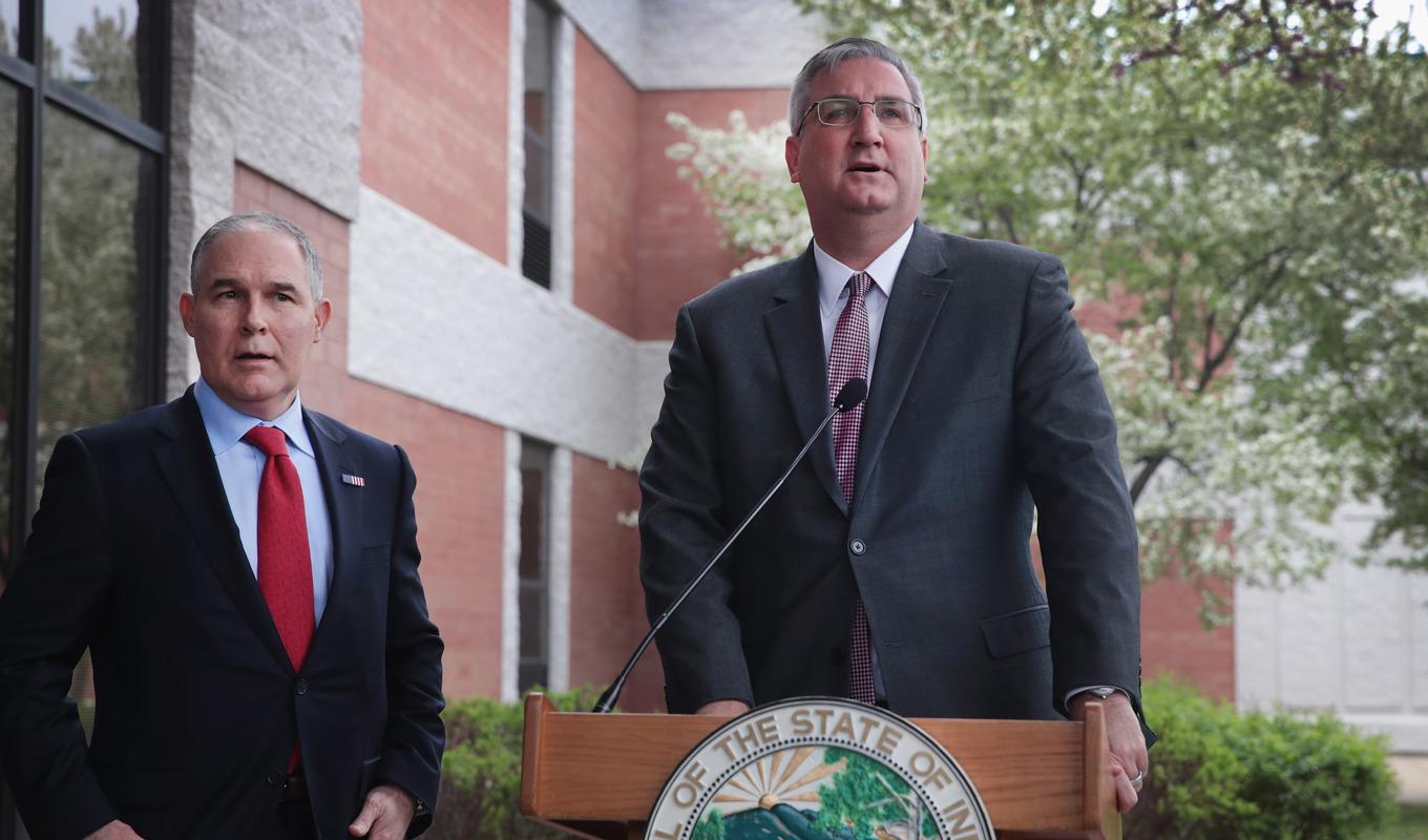 Guvernören Eric Holcomb (till höger) i delstaten i Indiana anser att könsbytesoperationer för minderåriga kan få livslånga konsekvenser. Foto: Scott Olson/Getty Images