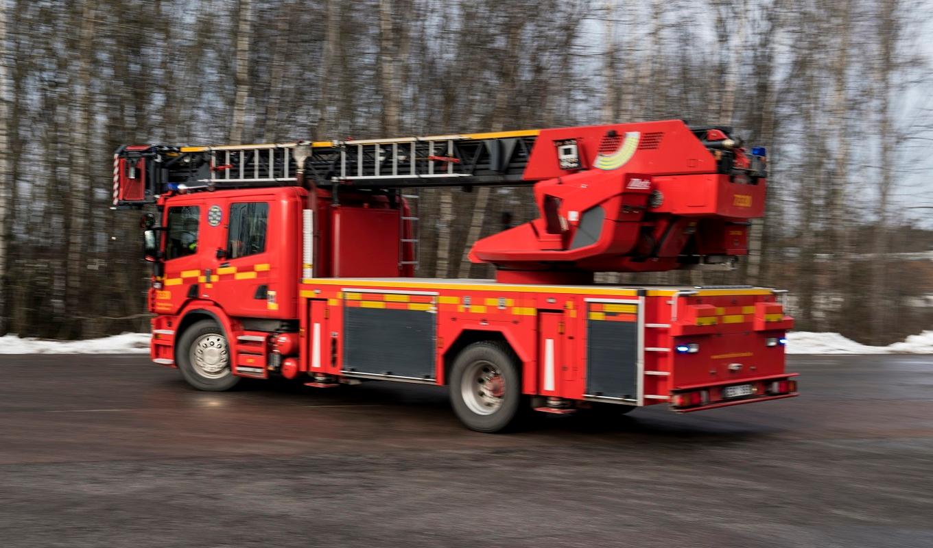 Räddningstjänsten fick rycka ut till ett pågående gudstjänstfirande på Vårdnäs stiftsgård i Östergötland när rökelsen som ingick i liturgin utlöste brandlarmet. Foto: Pontus Lundahl/TT