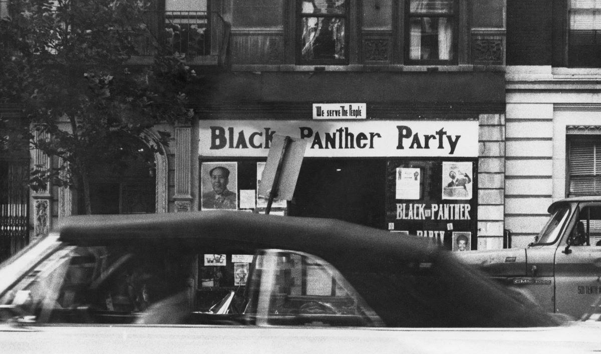 Svarta pantrarnas huvudkvarter i Harlem, New York, cirka 1970. I vänstra fönstret syns ett porträtt av Kinesiska kommunistpartiets ordförande Mao Zedong, som influerade den svarta befrielsekampen.Foto: Frederic Lewis/Archive Photos/Getty Images