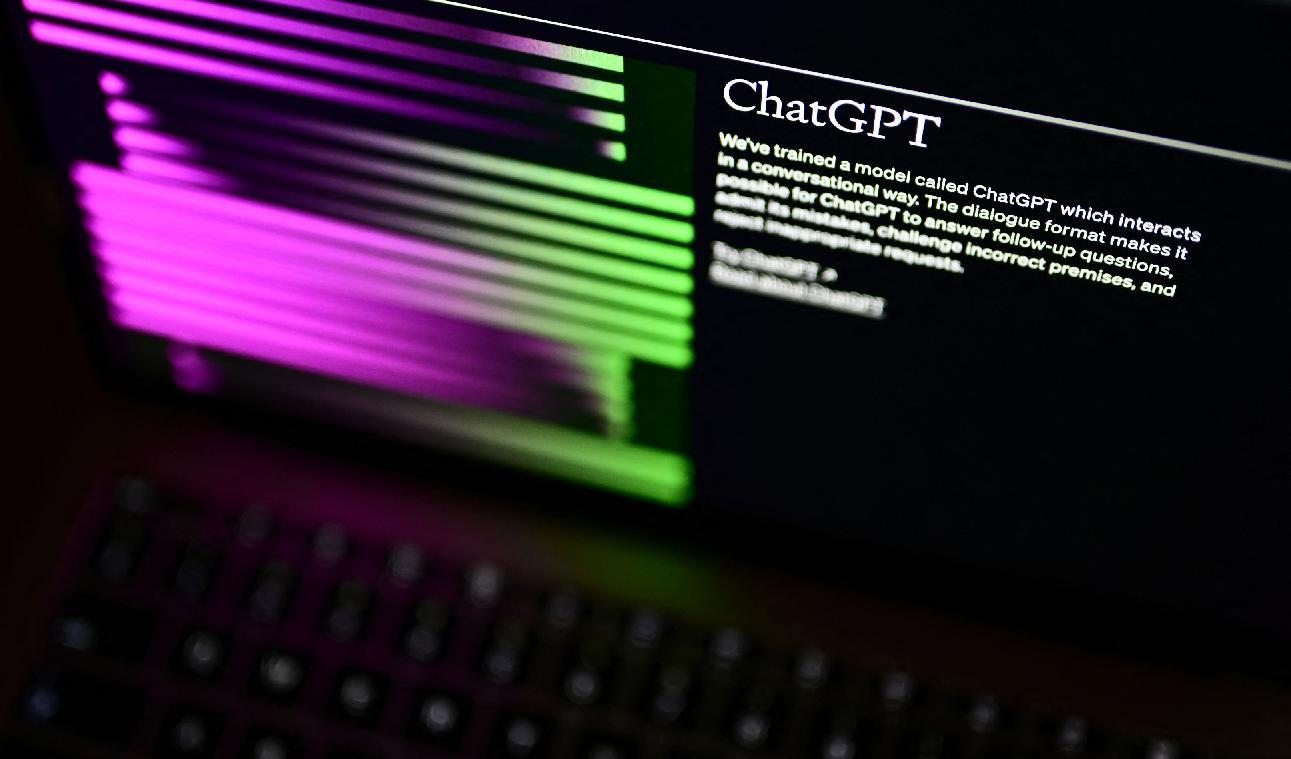 Företaget OpenAI:s webbplats med chatroboten ChatGPT, som visat sig mycket effektiv på att svara på frågor och komponera texter på givna ämnen. Foto: Marco Bertorello/AFP via Getty Images