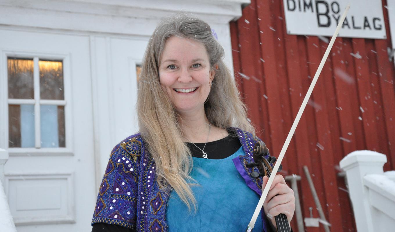 I Dimmehus nära Tidaholm bjöd den skickliga folkmusikern Susanne Lind på en folkmusikkväll rik på sånger och melodier.  Foto: Jenny Ljungkvist