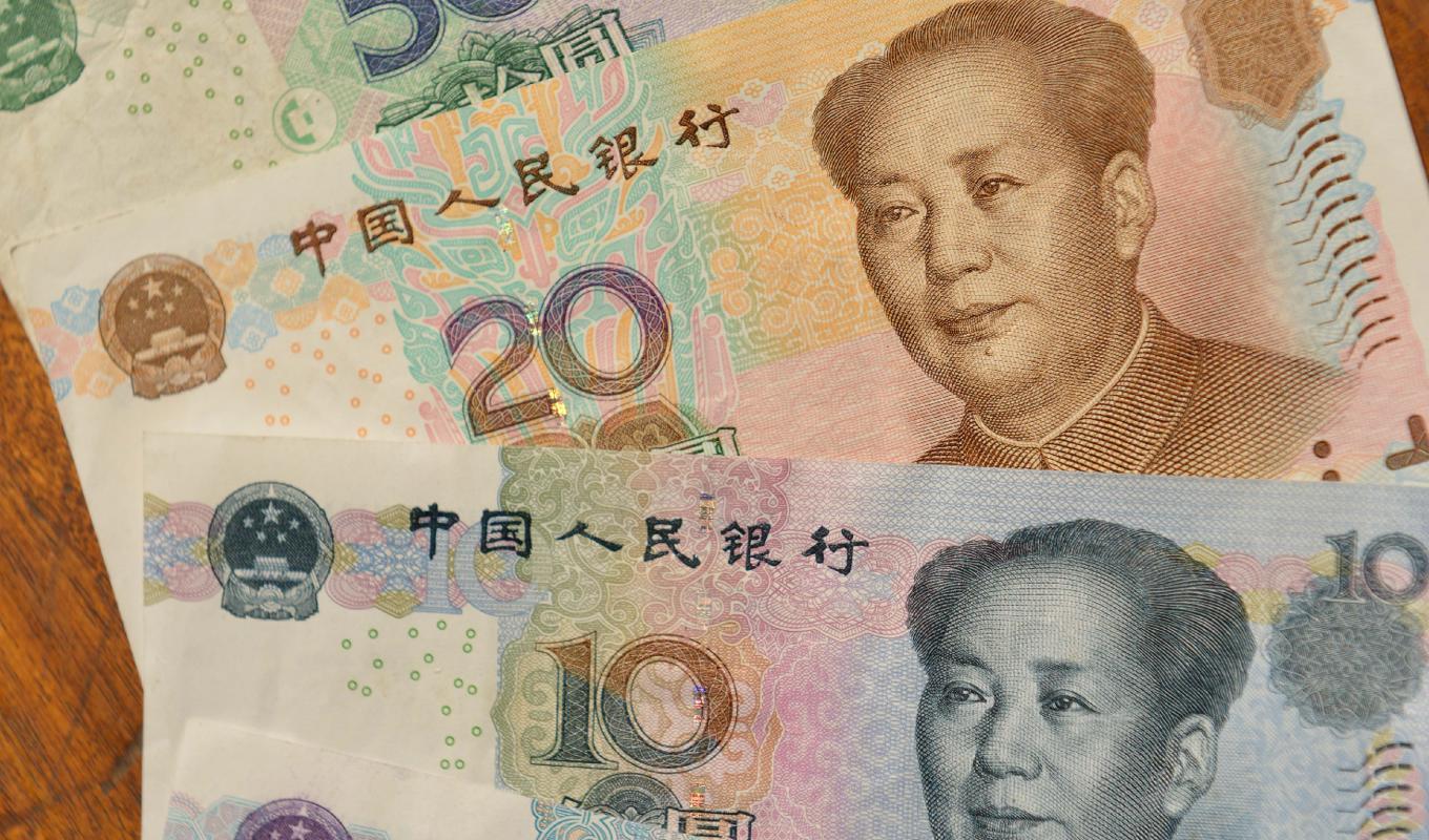 Valutan i Kina heter yuan (CNY). Den kallas även för renminbi (RMB) – ”folkets valuta”.  Foto: Peter Parks/AFP via Getty Images