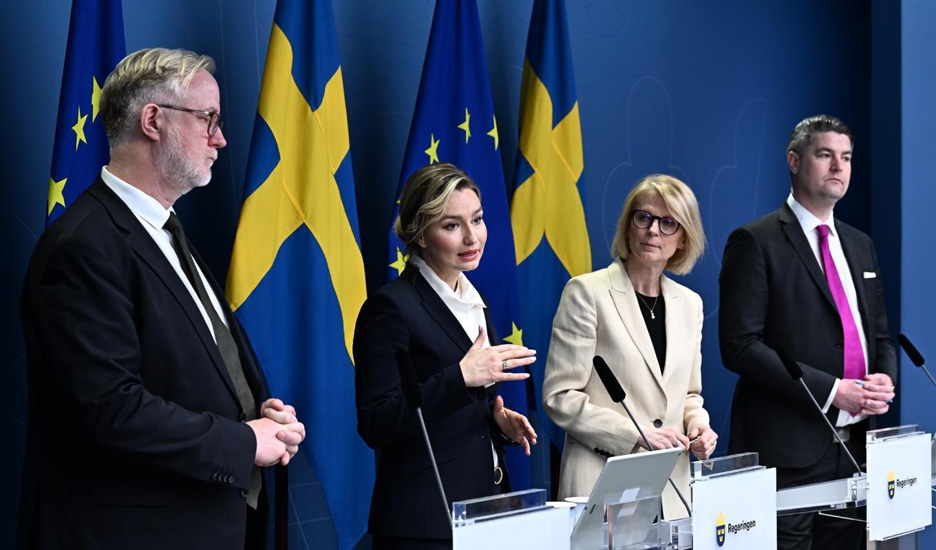 Energi- och näringsminister Ebba Busch (andra från vänster) trycker på att Sverige måste stärka den digitala konkurrenskraften. Foto: Jonas Ekströmer/TT