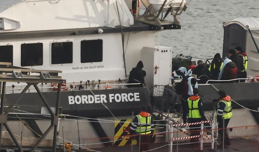 Illegala migranter på flykt över Engelska kanalen plockades upp av en brittisk gränsstyrka i december 2022. Foto: Carlos Jasso/AFP via Getty Images