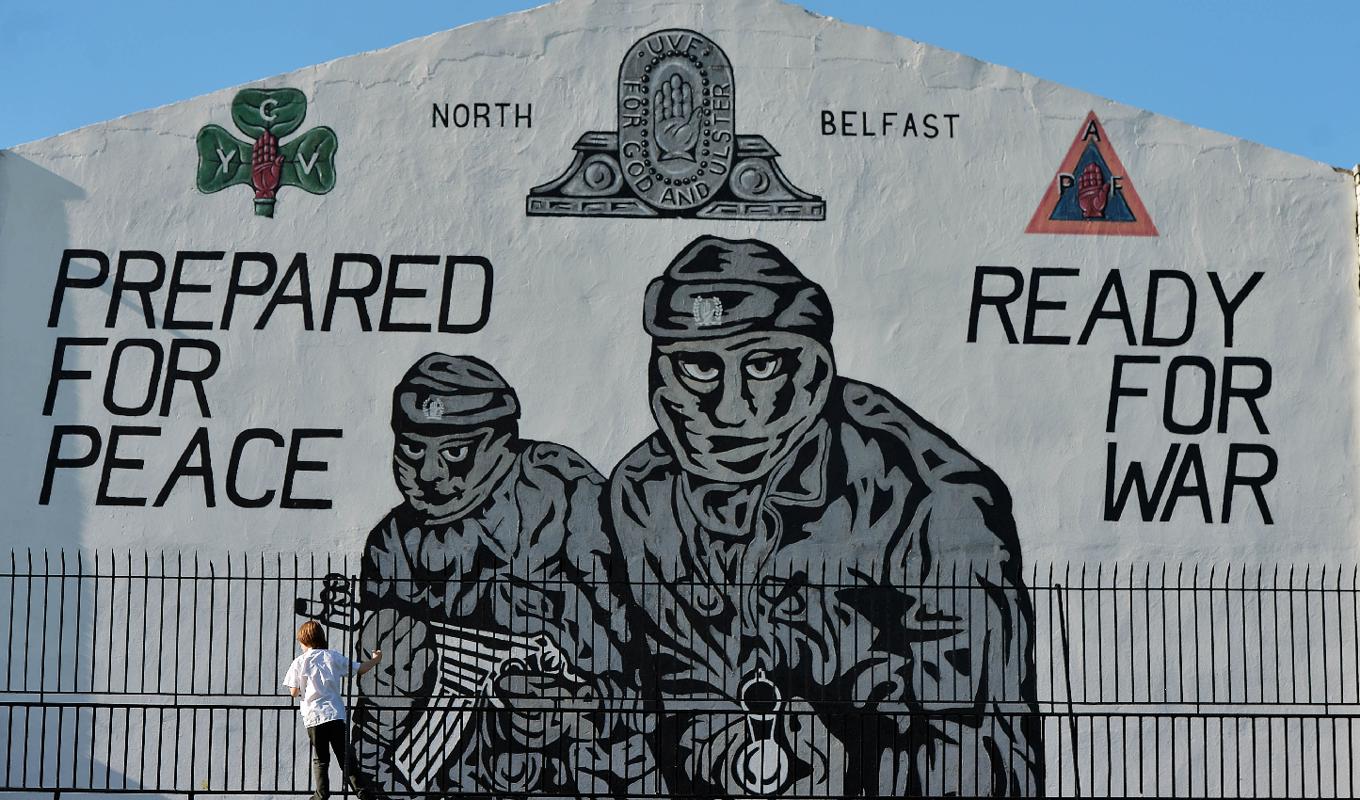 En väggmålning i Nordirlands huvudstad Belfast, som hyllar den paramilitära lojalistiska gruppen UVF. Bilden är från 2015. Foto: Charles McQuillan/Getty Images
