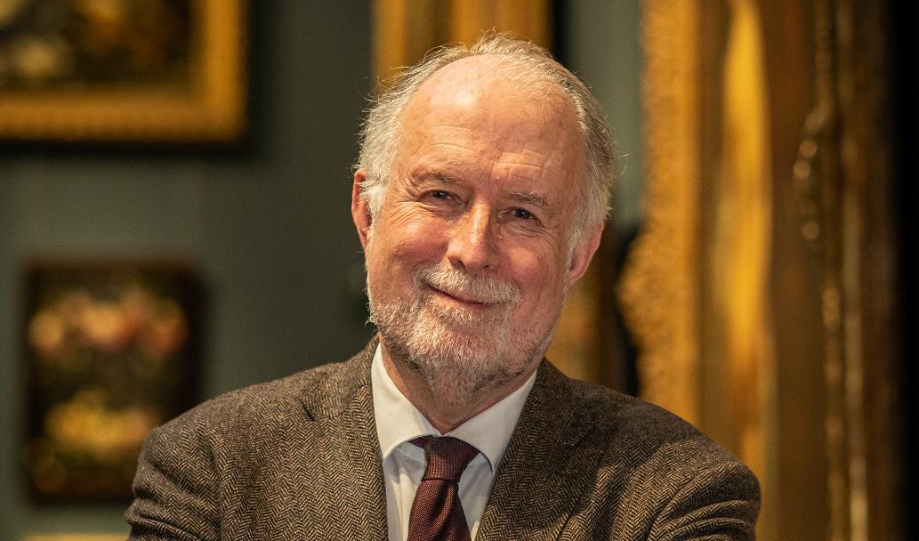 Konsthistorikern Magnus Olausson har varit omgiven av konst så länge han minns. I nästan fyra decennier har han förvaltat och utvecklat konstskatten på Nationalmuseum i Stockholm. Foto: Sofia Drevemo