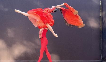 "På raka armar för han henne över scenen.". Foto: Limgöoga Operan/Johanna Hanno