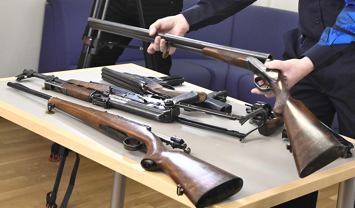 Polisen visar upp beslagtagna vapen. Nu ska Polismyndigheten bli bättre på att utföra kontroller hos vapenhandlare för att förhindra att vapen hamnar i orätta händer. Foto: Claudio Bresciani/TT