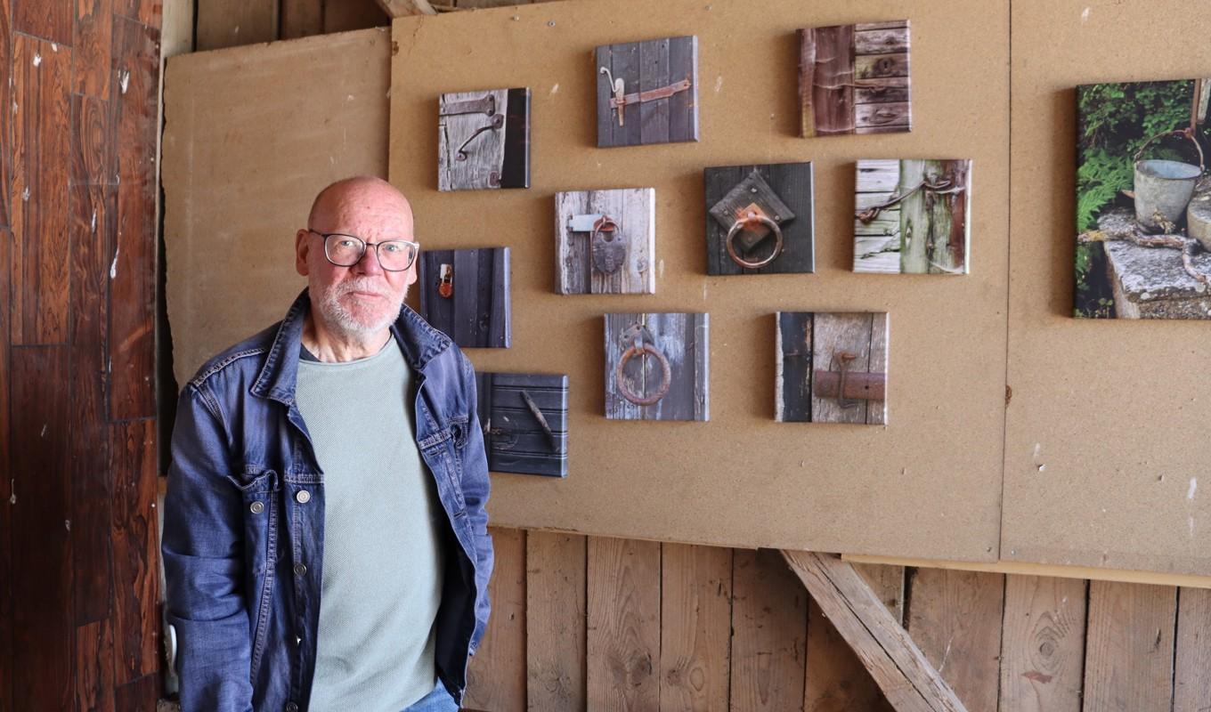 Mittlandsfotografen Björn Sandström fotograferar i kvadratiskt format utan att beskära. Fotona föreställer ofta föremål som har en historia. Foto: Anton Nilsson