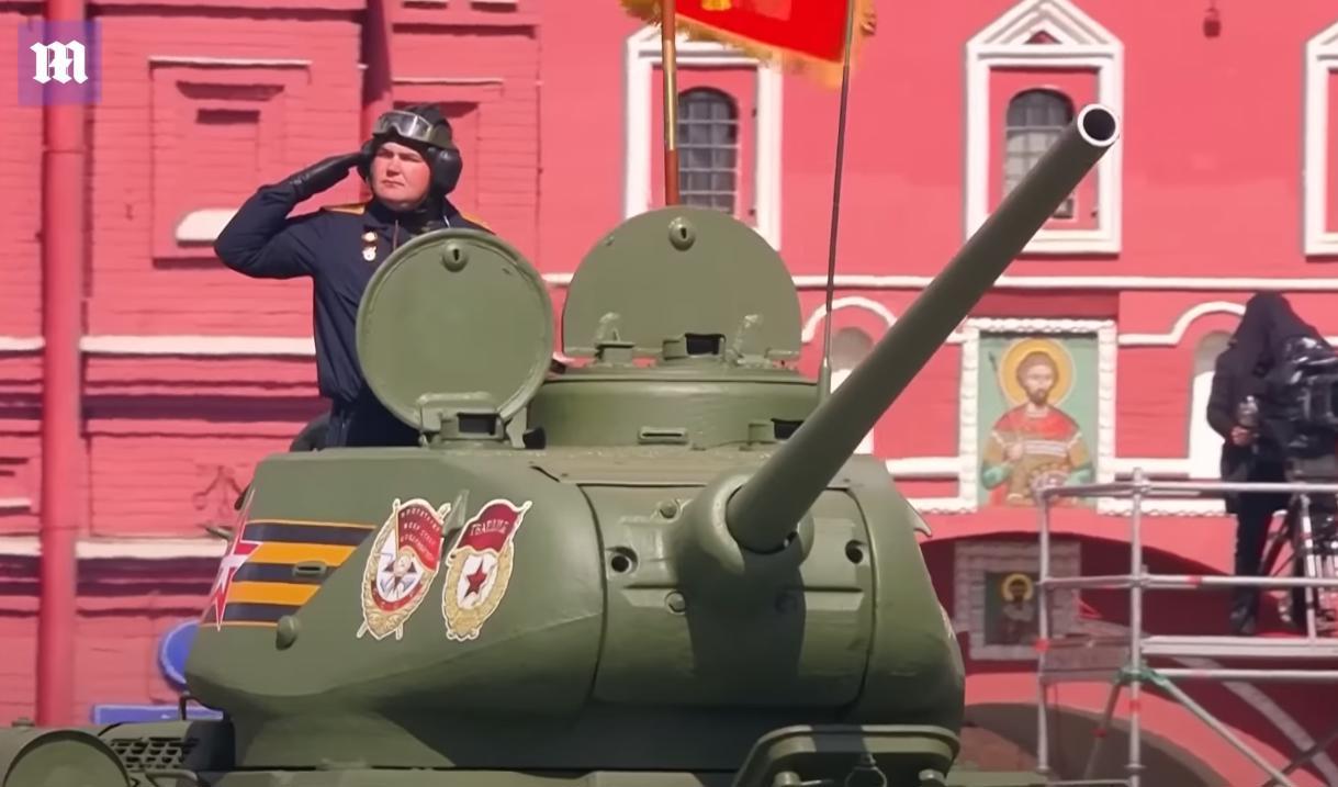 En ensam stridsvagn rullade nerför Röda torget i Moskva under Rysslands segerdag. Foto: Daily Mail, Youtube / skärmdump