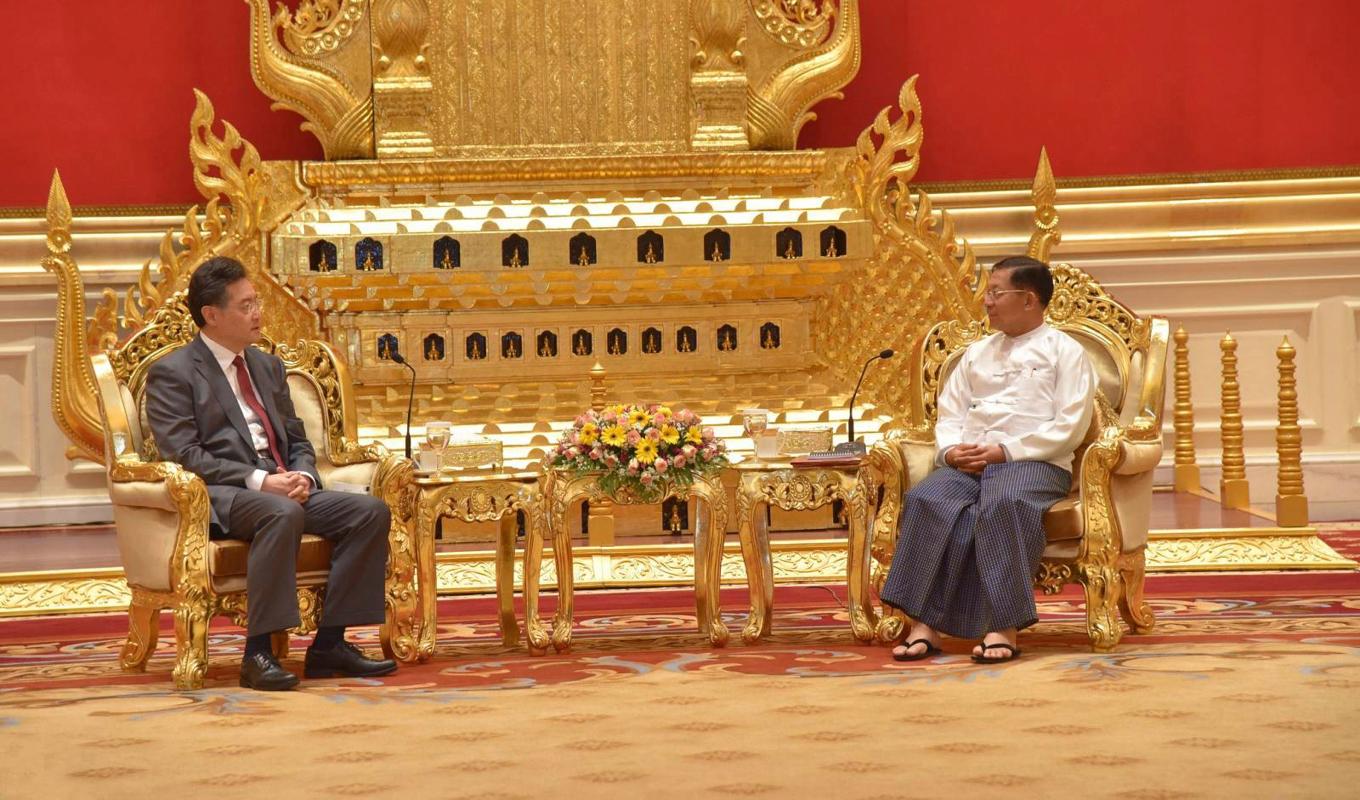 Kinas utrikesminister Qin Gang tillsammans med juntaledaren Min Aung Hlaing vid mötet i Myanmars huvudstad Naypyidaw. Foto: Myanmars informationsbyrå via AP/TT