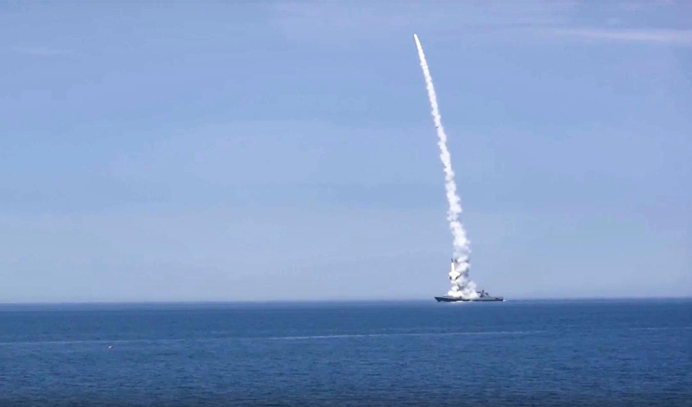 Ett ryskt krigsfartyg avfyrar en kryssningsrobot mot Ukraina i oktober 2022. Foto: Rysslands försvarsdepartement/AP/TT