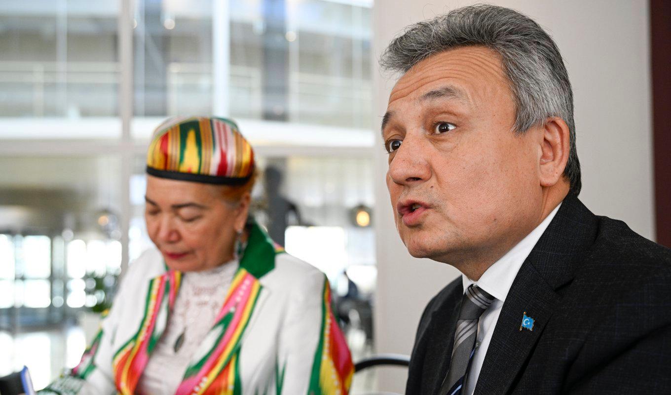 Uiguriska världskongressens ordförande Dolkun Isa (till höger) var på besök i Stockholm och träffade andra exiluigurer som vill uppmärksamma förtrycket i Kina, som Bahtinor Abudureyimu (till vänster), ordförande i organisationen Svenska uigurunionen. Foto: Anders Wiklund/TT