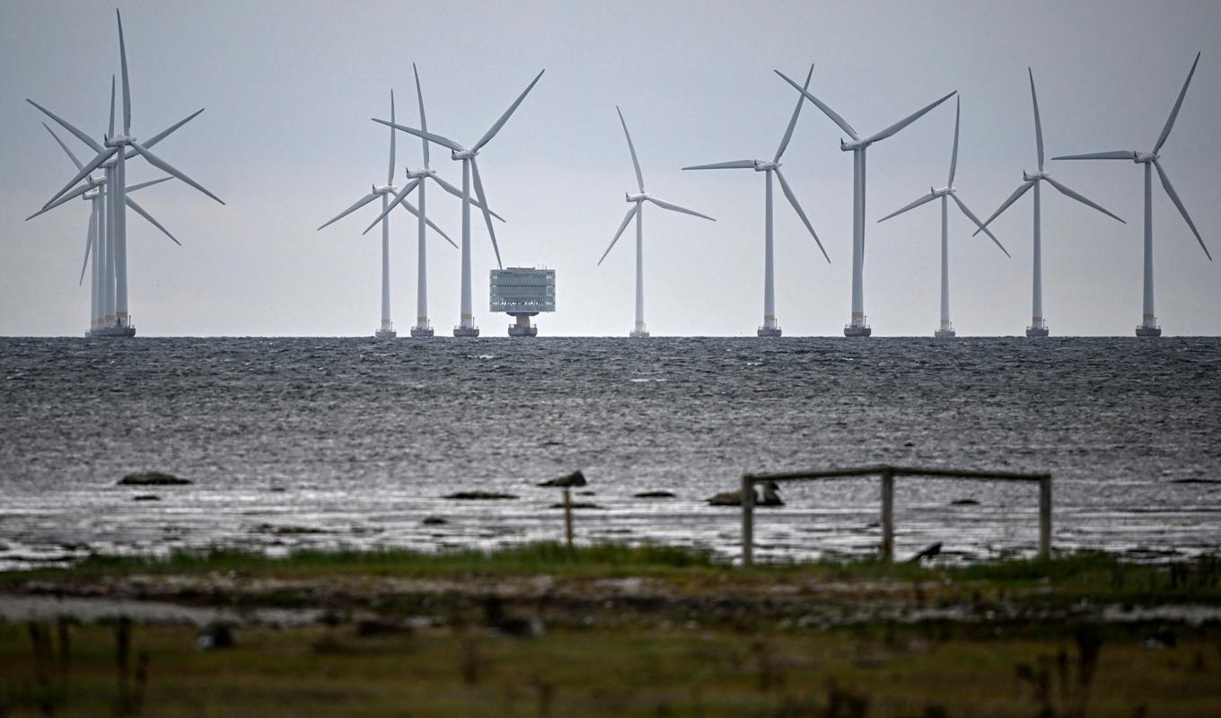 Havsbaserad vindkraftverk i Lillgrund vindkraftpark utanför Bunkeflostrand söder om Öresundsbron snurrar på i hård vind. Arkivbild. Foto: Johan Nilsson/TT