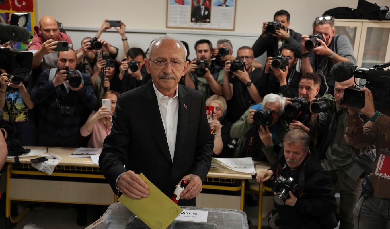Oppositionsledaren Kemal Kiliçdaroglu lägger sin röst i söndagens val. Foto: AP/TT