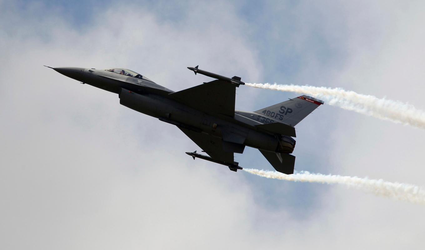 Ukraina hoppas på F-16-flygplan. Foto: Francois Mori/AP/TT
