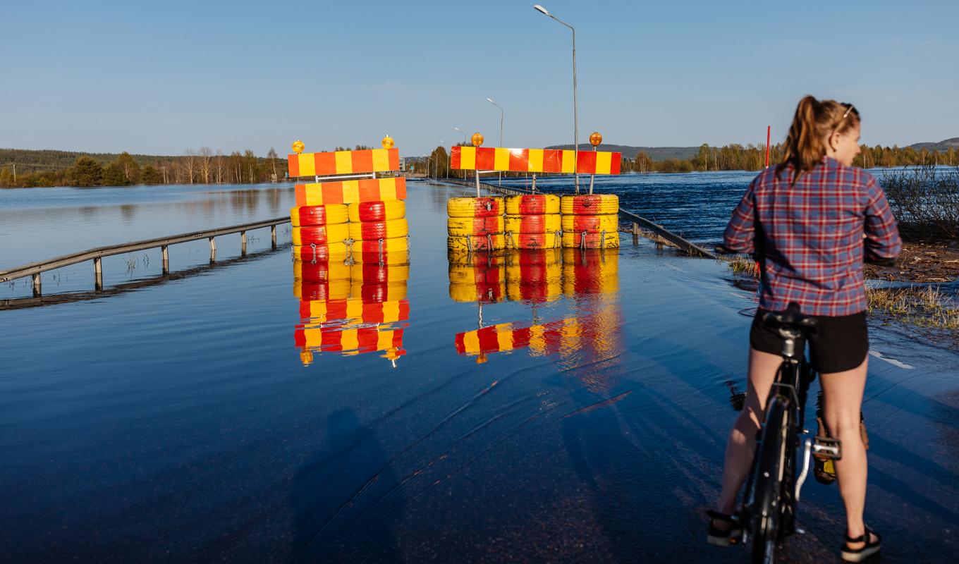 Bron från Övertorneå till Finland har stängts av till följd av översvämningar i Torneälven. Foto: Lisa Björk/TT