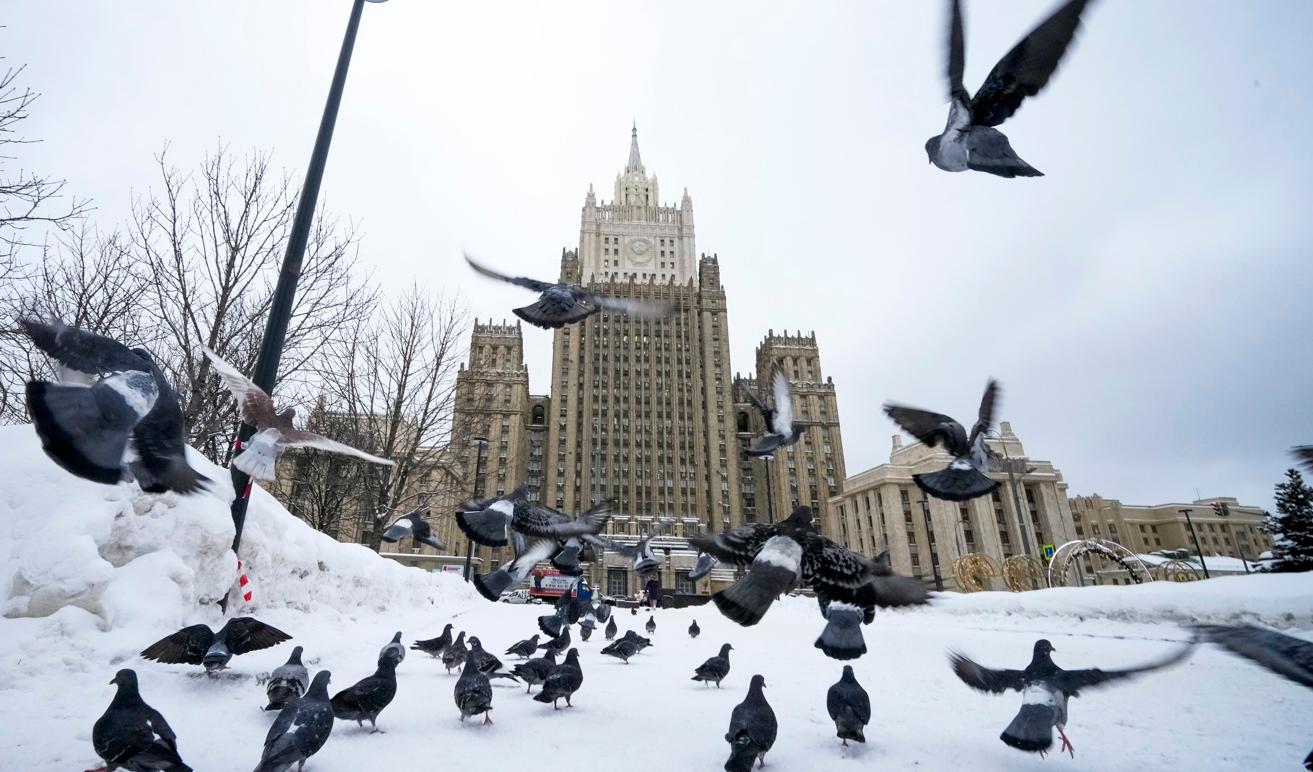 Rysslands utrikesdepartement meddelar att fem svenska diplomater sparkas ut ur landet. Departementet håller till i denna stalinistiska skyskrapa i Moskva. Arkivbild. Foto: Alexander Zemlianichenko/AP/TT