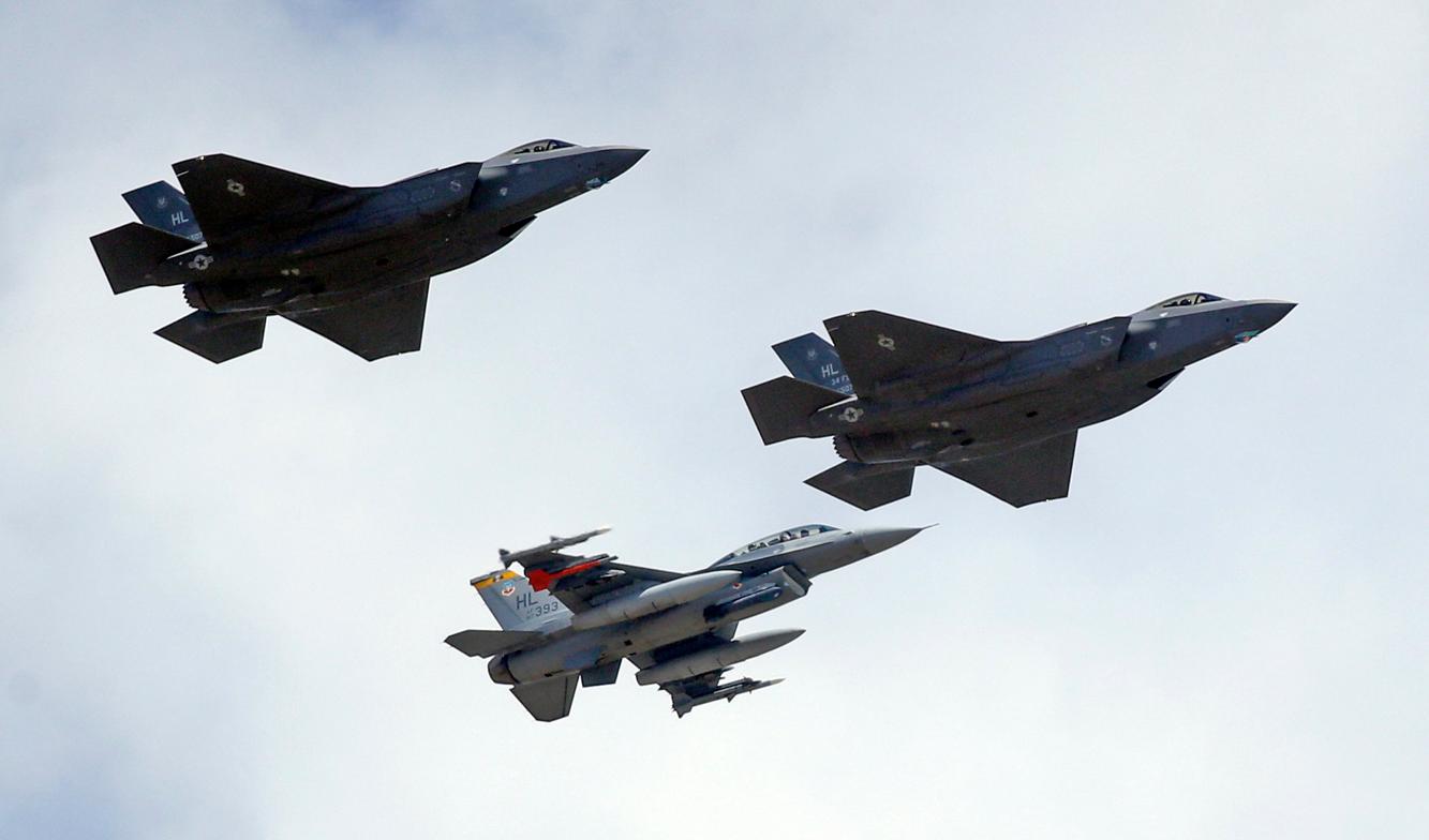Amerikanska stridsflygplan anföll positioner i Somalia efter ett tidigare anfall av al-Shabaab. Här syns ett amerikanskt F-16-plan eskortera två F-35-plan i ett annat sammanhang. Arkivbild. Foto: Rick Bowmer/AP/TT