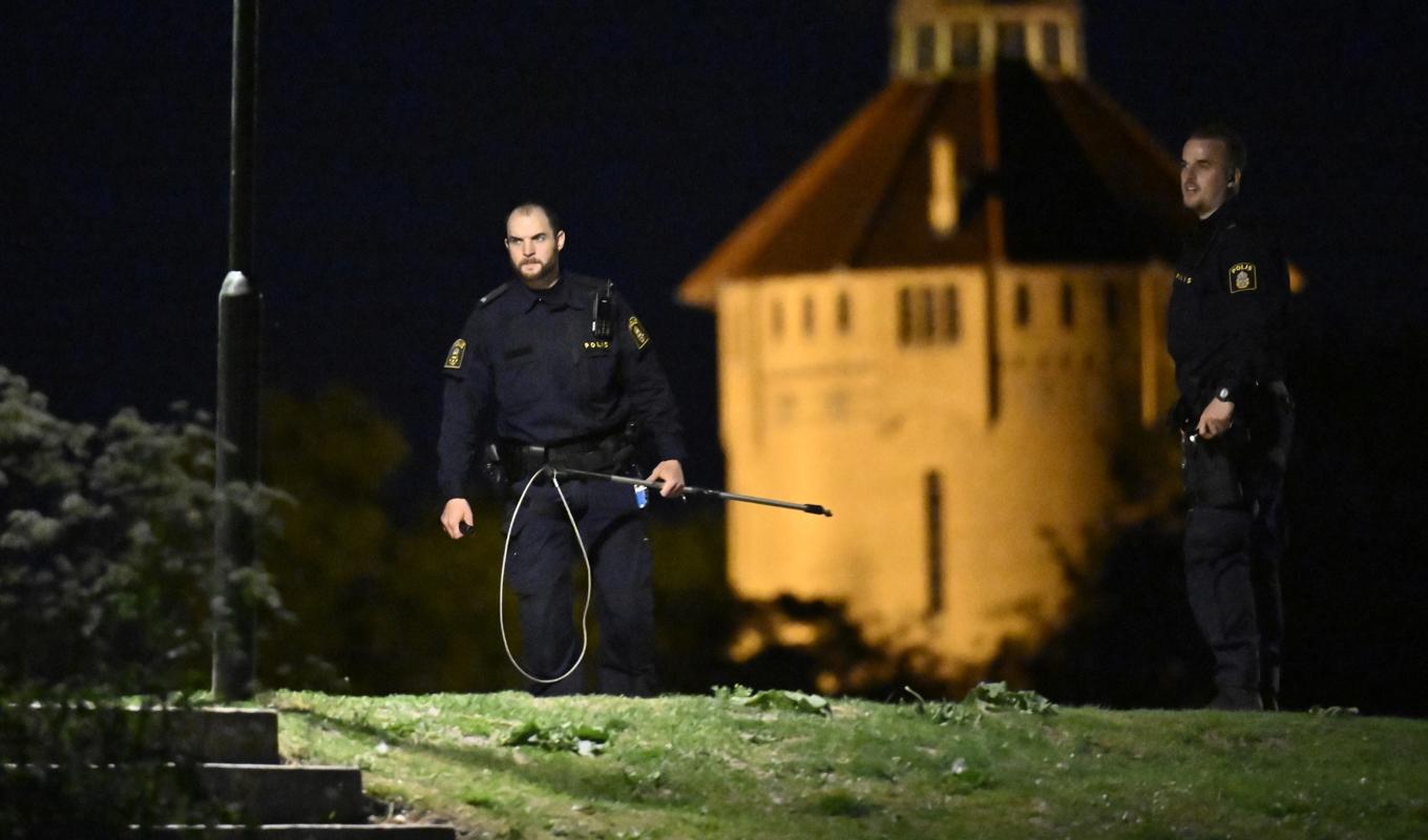 Polisen söker natten till tisdagen i Pildammsparken i centrala Malmö efter den lösspringande hund som bitit flera personer. Foto: Johan Nilsson/TT